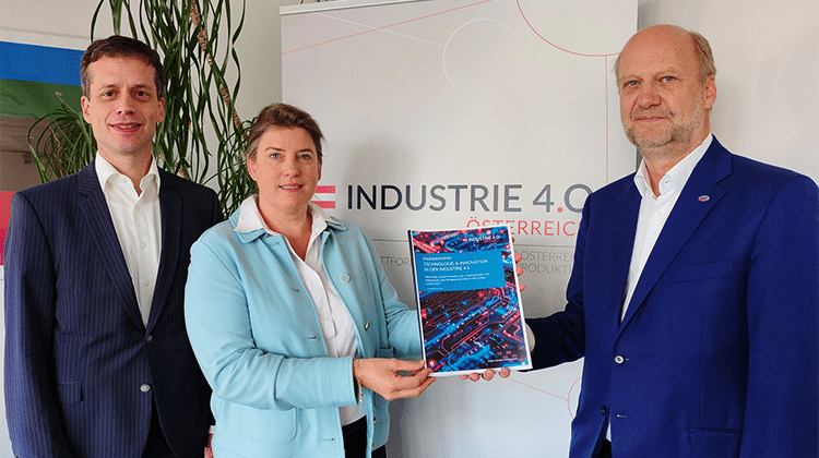 Roland Sommer (Geschäftsführer Plattform Industrie 4.0 Österreich), Isabella Meran-Waldstein (Vorstandsmitglied Plattform Industrie 4.0 Österreich / Bereichsleiterin „Forschung, Technologie & Innovation“ bei der Industriellenvereinigung) und Stefan Rohringer (Leiter des Plattform Industrie 4.0-Themenschwerpunktes „Neue Technologien & Innovation“ / Vice President bei Infineon Technologies Austria) präsentieren die F&E-Roadmap. | Foto: Plattform Industrie 4.0/Brandenstein Communications