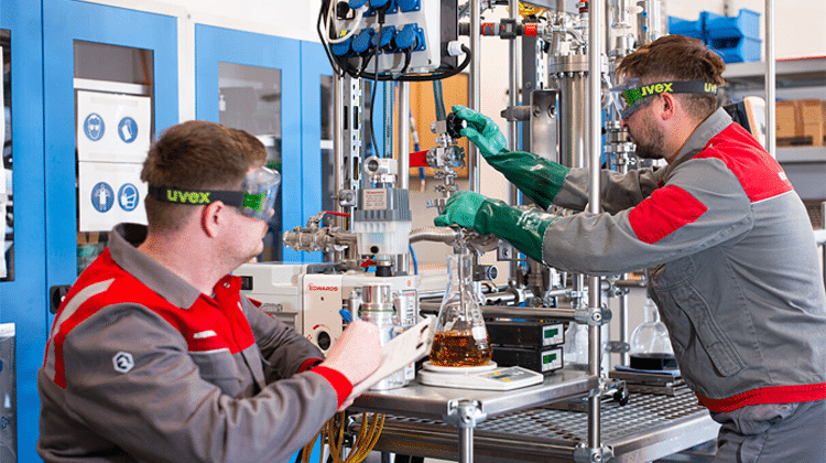 Vom Laborversuch, wie hier im Bild zu sehen, bis zum größeren Testlauf in einer Pilotanlage können die Kunden von Kremsmüller nun alle Varianten der Behandlung von Reststoffen erforschen. | Foto: Kremsmüller