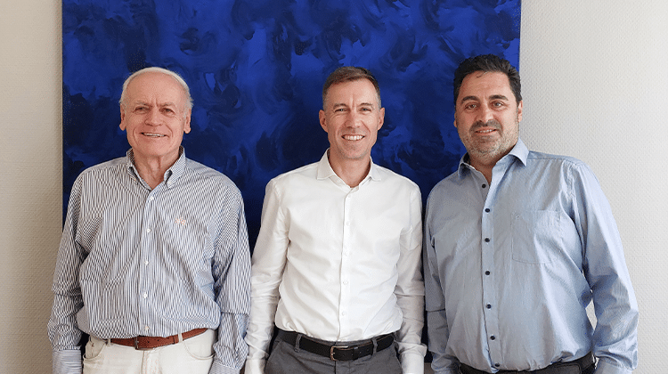 SPIEGLTEC und UNISON. V.l.n.r.: Manfred Wagner (GF unison GmbH), Christian Peintner (GF SPIEGLTEC), Leandros G. Zeppos (Gesellschafter, unison GmbH). | Foto: SPIEGELTEC 