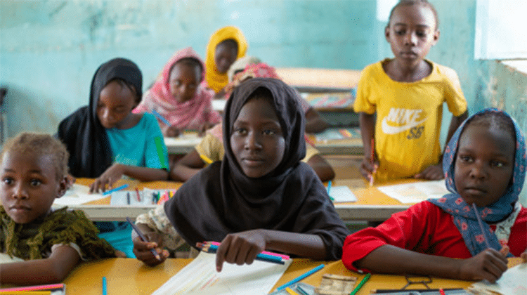 Sudanesische Kinder nehmen an einer Malstunde in einem sicheren Lernraum teil. | Foto: UNICEF/UNI464208/Elfatih