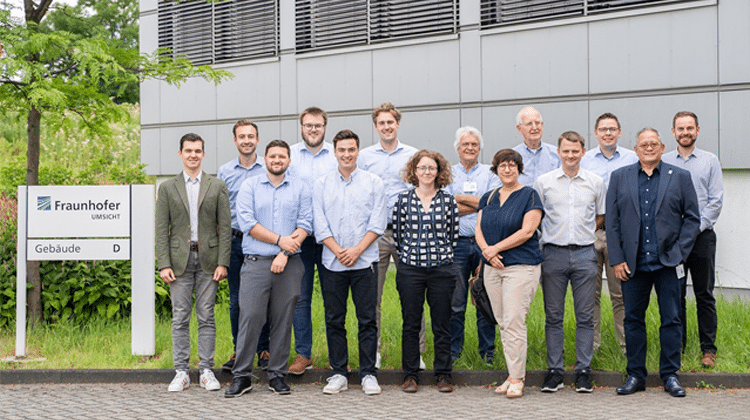 Kick-off für das Projekt »Air2Chem« (v.l.): Timur Galiullin (Projektträger Jülich), Jannick Hiltrop, Kevinjeorjios Pellumbi, Kai junge Puring, Franz Bommas (alle Fraunhofer UMSICHT), Julian Neumann (RWTH Aachen), Maria Padligur (FXC Engineering GmbH), Ton Franken (CO2CirculAir B.V.), Stephanie Löschner (Projektträger Jülich), Berend ter Meulen (CO2CirculAir B.V.), Ulf-Peter Apfel (Fraunhofer UMSICHT), Dominik Herper (GKD – Gebr. Kufferath AG), Jeffrey Felix (CO2CirculAir B.V.) und Matthias Hesselmann (RWTH Aachen). | Foto: Fraunhofer UMSICHT