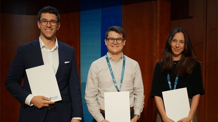 Die Master-Absolventen Fabian Primke (l.) und Lukas Müller (Mitte) sowie die Master-Absolventin Leonie Häser (r.) erhalten die DECHEMA-Studierendenpreise 2024. | Foto: DECHEMA / Chereén Semrau